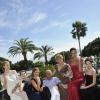 Le bijoutier Fawaz Gruosi pose avec les mannequins de Grisogono à l'Hôtel Martinez à Cannes le 20 mai 2013