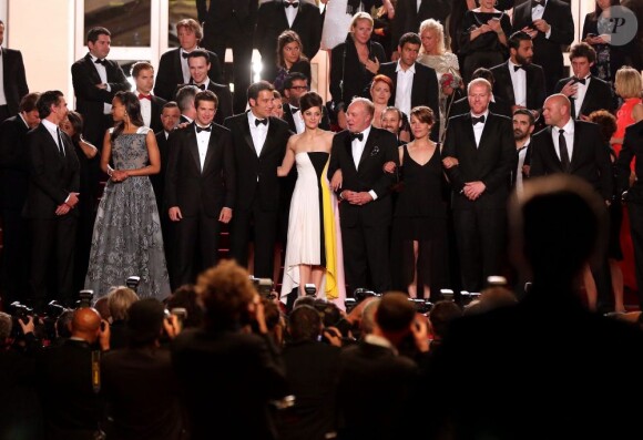Billy Crudup, Zoe Saldana, Guillaume Canet, Clive Owen, Marion Cotillard, James Caan, Lili Taylor, Domenick Lombardozzi pour la descente des marches du film Blood Ties lors du 66e Festival du film de Cannes, le 20 mai 2013.