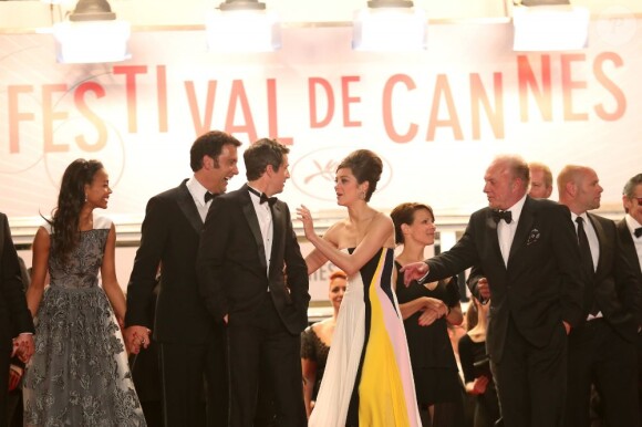 Zoe Saldana, Clive Owen, Guillaume Canet, Marion Cotillard, Lili Taylor et James Caan lors de la descente des marches du film Blood Ties lors du 66e Festival du film de Cannes, le 20 mai 2013.