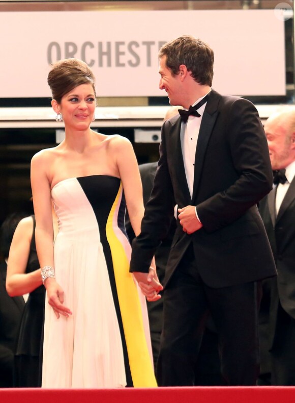 Marion Cotillard et Guillaume Canet main dans la main lors de la descente des marches du film Blood Ties lors du 66e Festival du film de Cannes, le 20 mai 2013.