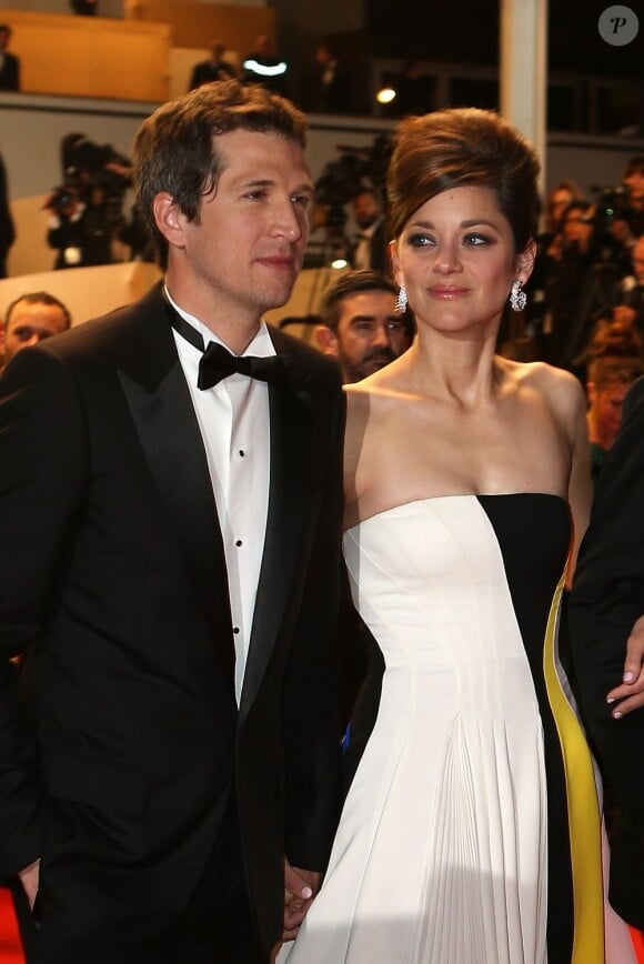 Guillaume Canet et Marion Cotillard complices et amoureux lors de la descente des marches du film Blood Ties lors du 66e Festival du film de Cannes, le 20 mai 2013.