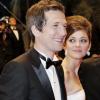 Guillaume Canet et sa complice Marion Cotillard lors de la descente des marches du film Blood Ties lors du 66e Festival du film de Cannes, le 20 mai 2013.