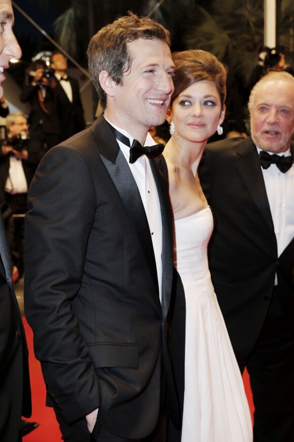 Guillaume Canet et sa complice Marion Cotillard lors de la descente des marches du film Blood Ties lors du 66e Festival du film de Cannes, le 20 mai 2013.