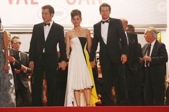Clive Owen, Marion Cotillard et Guillaume Canet lors de la descente des marches du film Blood Ties lors du 66e Festival du film de Cannes, le 20 mai 2013.