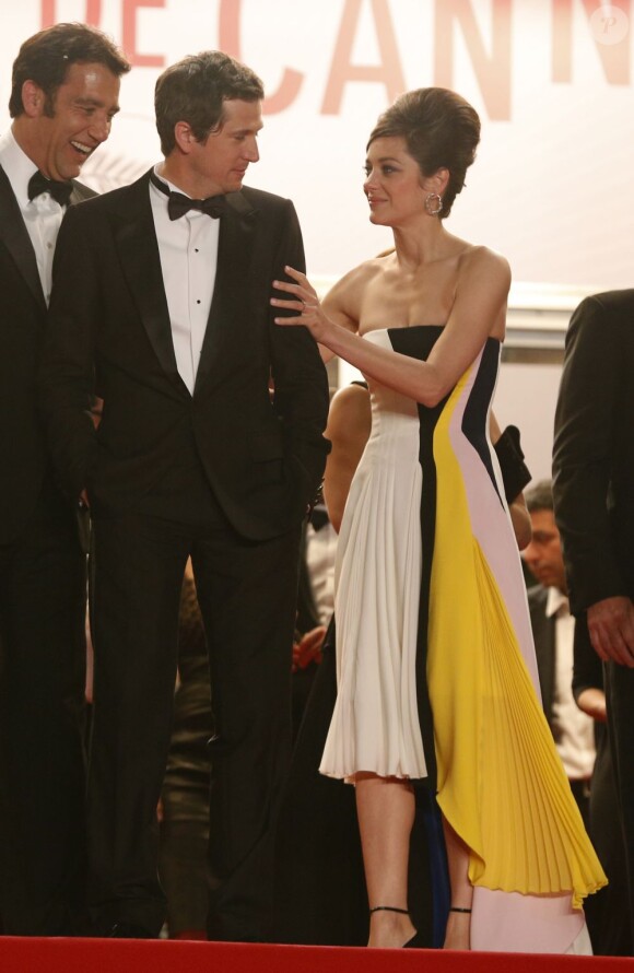 Clive Owen, Guillaume Canet et Marion Cotillard lors de la descente des marches du film Blood Ties lors du 66e Festival du film de Cannes, le 20 mai 2013.