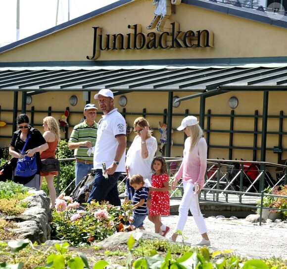 EXCLUSIF - Elin Nordegren et ses enfants Sam et Charlie, le 9 juillet 2012 à Stockholm
