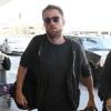 Robert Pattinson arrive à l'aéroport de Los Angeles, le 21 avril 2013.