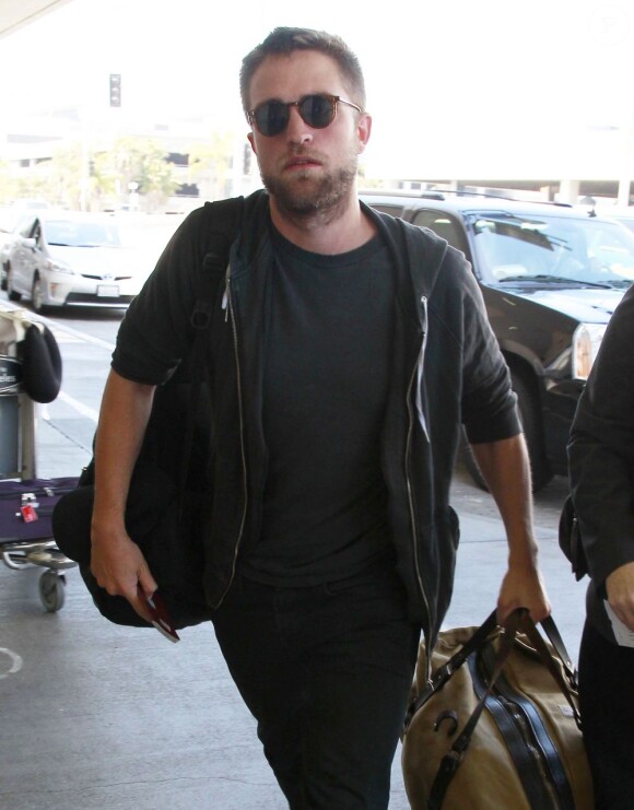 Robert Pattinson arrive à l'aéroport de Los Angeles, le 21 avril 2013.