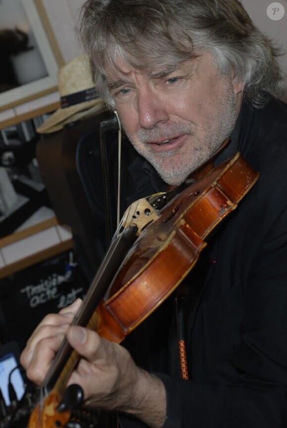 Didier Lockwood joue lors de la conférence de presse pour le Festival Jazz Musette des Puces au restaurant "Ma Cocotte", à Saint-Ouen, le 17 mai 2013.