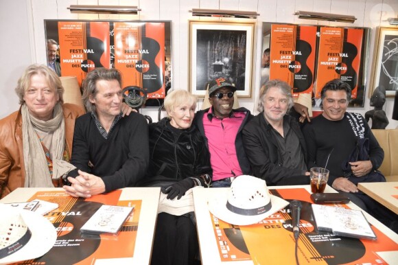 Yvan Le Bolloc' h, Nicole Croisille, Didier Lockwood et Ninine Garcia posent lors de la conférence de presse pour le Festival Jazz Musette des Puces au restaurant "Ma Cocotte" à Paris, le 17 mai.
