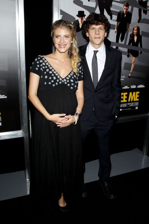 Mélanie Laurent, enceinte de son premier enfant, et son collègue Jesse Eisenberg, lors de l'avant-première du film Insaisissables (Now You See Me) à New York le 21 mai 2013
