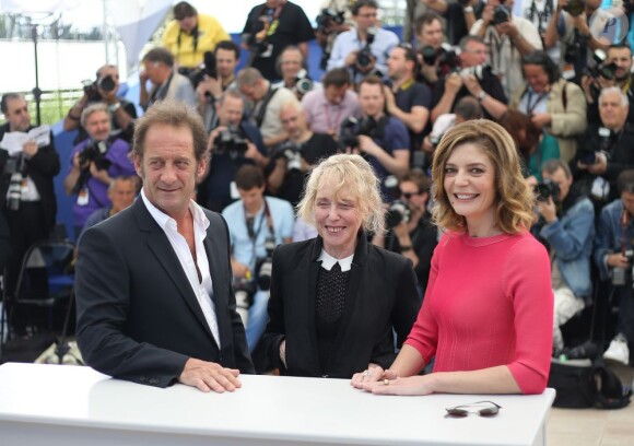 Vincent Lindon, Claire Denis, Chiara Mastroianni au photocall du film Les Salauds pour le 66e Festival de Cannes, le 22 mai 2013.