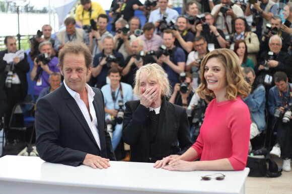 Vincent Lindon, Claire Denis, Chiara Mastroianni posent au photocall du film Les Salauds pour le 66e Festival de Cannes, le 22 mai 2013.