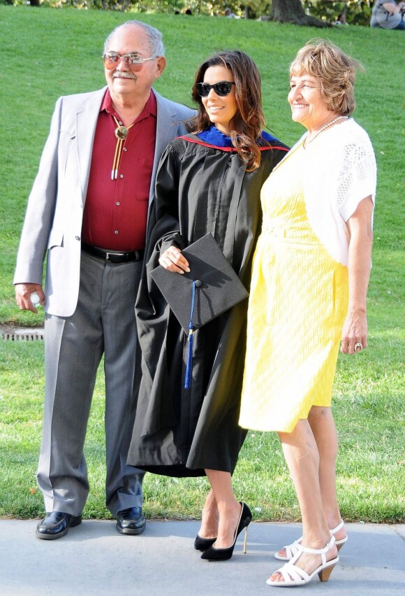 Eva Longoria pose avec ses parents Enrique Longoria Jr. et Ella Eva Mireles lors de la cérémonie de reprise de diplôme de son Master's Degree à la California State University à Northridge en Californie, le 22 mai 2013.