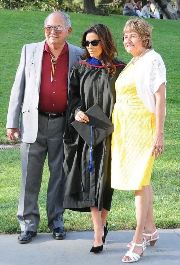 Eva Longoria en compagnie de ses parents Enrique Longoria Jr. et Ella Eva Mireles lors de la cérémonie de reprise de diplôme de son Master's Degree à la California State University à Northridge en Californie, le 22 mai 2013.