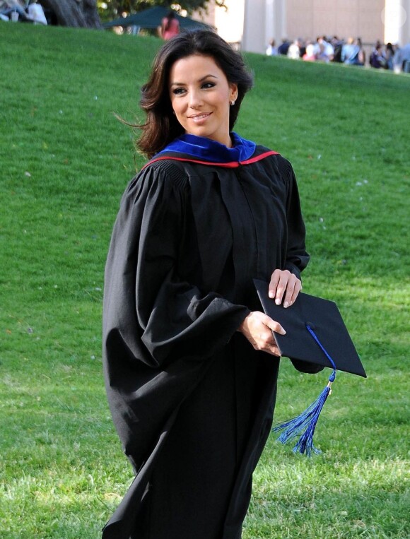 Eva Longoria à la cérémonie de reprise de diplôme de son Master's Degree à la California State University à Northridge en Californie, le 22 mai 2013.
