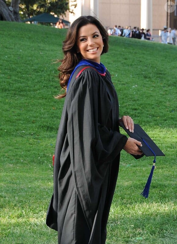 Eva Longoria lors de la cérémonie de reprise de diplôme de son Master's Degree à la California State University à Northridge en Californie, le 22 mai 2013.