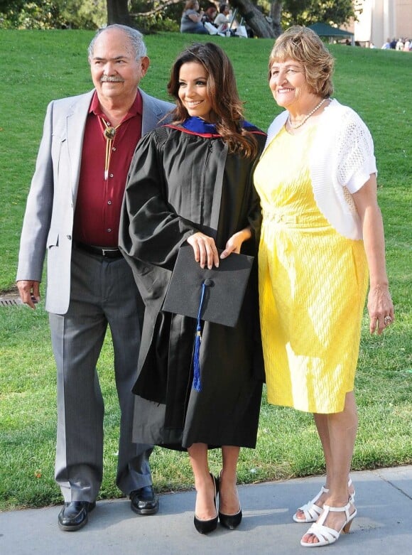Eva Longoria pose avec ses parents Enrique Longoria Jr. et Ella Eva Mireles lors de la cérémonie de reprise de diplôme de son Master's Degree à la California State University à Northridge en Californie, le 22 mai 2013.