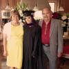 Eva Longoria prend la pose avec ses parents, lors de la cérémonie de remise de diplôme, mercredi 22 mai 2013 à la California State University à Northridge.