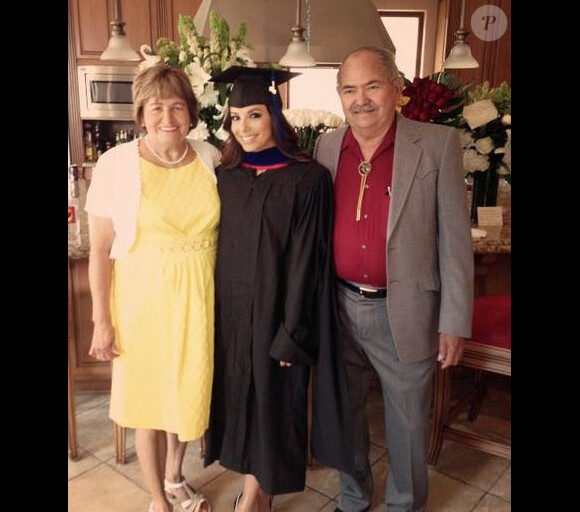 Eva Longoria prend la pose avec ses parents, lors de la cérémonie de remise de diplôme, mercredi 22 mai 2013 à la California State University à Northridge.