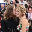 Léa Seydoux embrassée par Adèle Exarchopoulos au photocall du film La vie d'Adéle lors du 66e Festival de Cannes le 23 mai 2013.