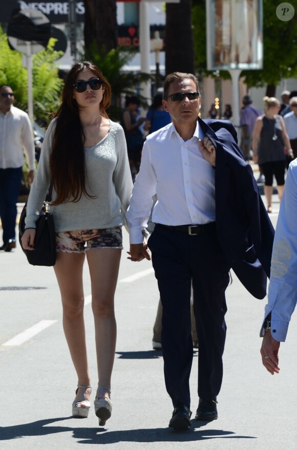 Eric Besson et sa femme Yasmine se promenant sur la Croisette en plein Festival de Cannes le 23 mai 2013