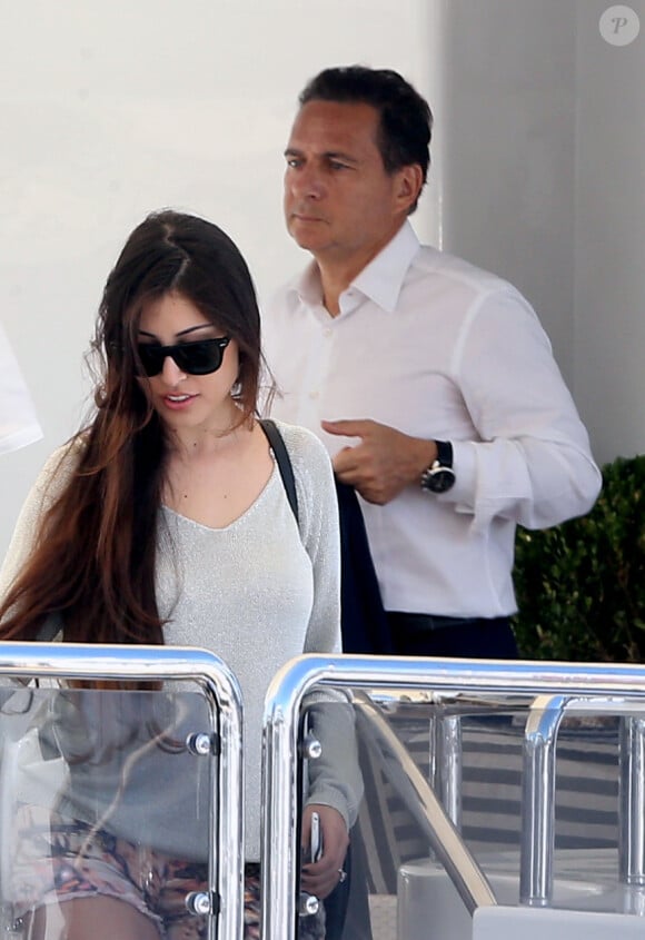 Eric Besson et sa femme Yasmine se promenant sur la Croisette en plein Festival de Cannes le 23 mai 2013. Ils font escale sur un yacht luxueux