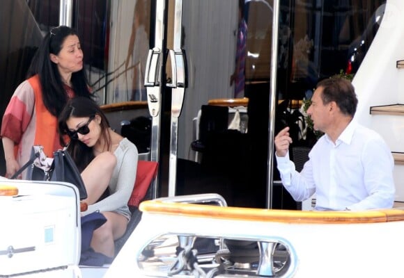 Eric Besson et sa femme Yasmine se promenant sur la Croisette en plein Festival de Cannes le 23 mai 2013. Ils font escale sur un yacht luxueux