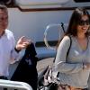 Eric Besson et son épouse Yasmine se promenant sur la Croisette en plein Festival de Cannes le 23 mai 2013. Ils font escale sur un yacht luxueux