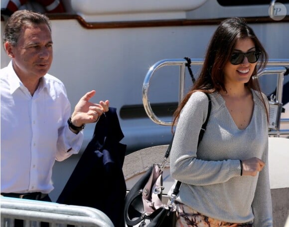 Eric Besson et son épouse Yasmine se promenant sur la Croisette en plein Festival de Cannes le 23 mai 2013. Ils font escale sur un yacht luxueux