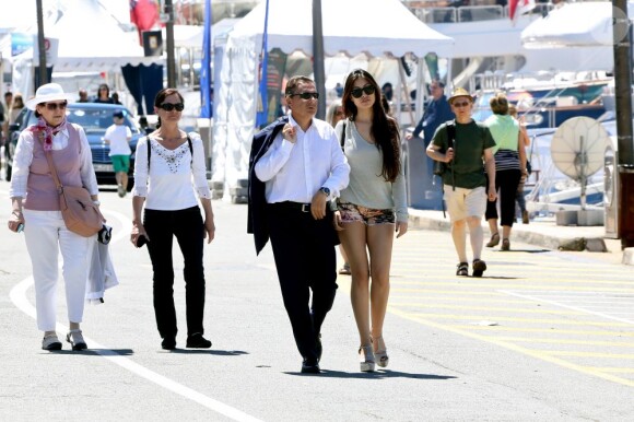 Eric Besson et sa femme Yasmine se promenant sur la Croisette en plein Festival de Cannes le 23 mai 2013