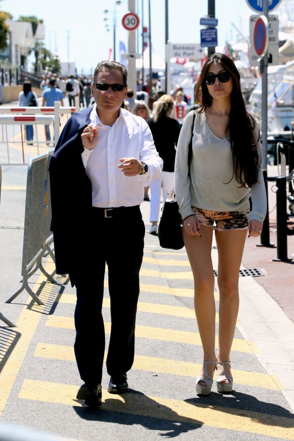 Eric Besson et sa femme Yasmine se promenant sur la Croisette en plein Festival de Cannes le 23 mai 2013