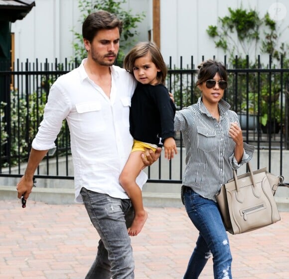 Kourtney Kardashian, maman chic avec son fils Mason et son compagnon Scott Disick à la sortie du restaurant Pedalers Fork à Calabasas. Le 23 mai 2013.