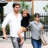 Kourtney Kardashian, son compagnon Scott Disick et leur fils Mason quittent le restaurant Pedalers Fork à Calabasas. Le 23 mai 2013.