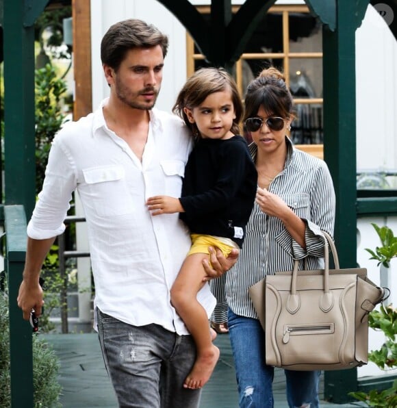 Kourtney Kardashian, son compagnon Scott Disick et leur fils Mason quittent le restaurant Pedalers Fork à Calabasas. Le 23 mai 2013.