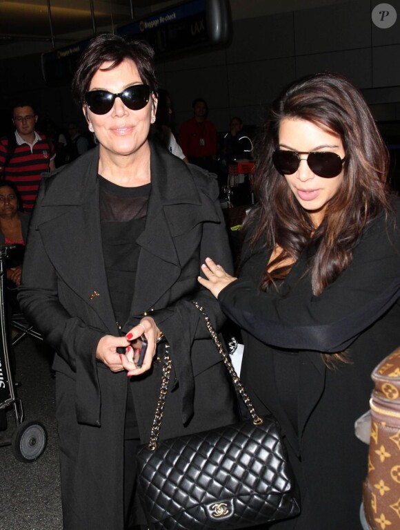 Kim Kardashian et sa mère Kris Jenner de retour à Los Angeles après leur escale à Paris. Le 23 mai 2013.