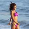 Melissa Riso, irrésistible en bikini lors d'une séance photo sur une plage à Malibu. Le 23 mai 2013.