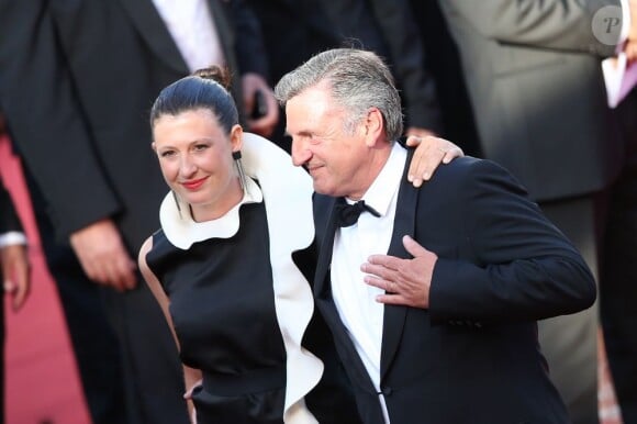 Aude Ambroggi et Daniel Auteuil lors de la montée des marches du film La Vénus à la fourrure au Festival de Cannes le 25 mai 2013
