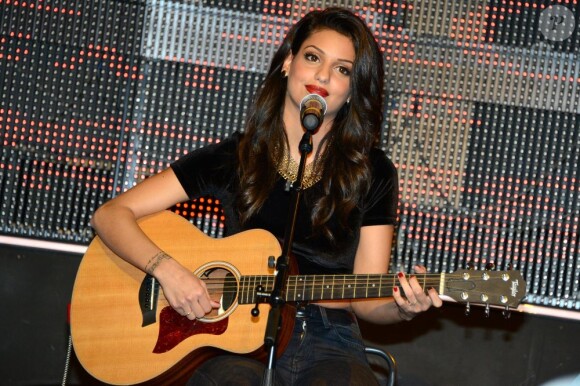 La jeune chanteuse TAL lors du concert organisé pour l'association des petits anges de la vie, au VIP room, le 10 mars 2013
