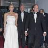 La princesse Charlene et le prince Albert de Monaco arrivant au Sporting de Monte-Carlo pour la soirée de gala du Grand Prix de Monaco, le 26 mai 2013, dont le vainqueur de la course, Nico Rosberg, était l'invité d'honneur, avec sa compagne Vivian Sibold.