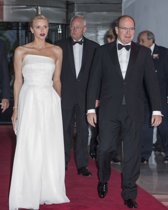 La princesse Charlene et le prince Albert de Monaco arrivant au Sporting de Monte-Carlo pour la soirée de gala du Grand Prix de Monaco, le 26 mai 2013, dont le vainqueur de la course, Nico Rosberg, était l'invité d'honneur, avec sa compagne Vivian Sibold.