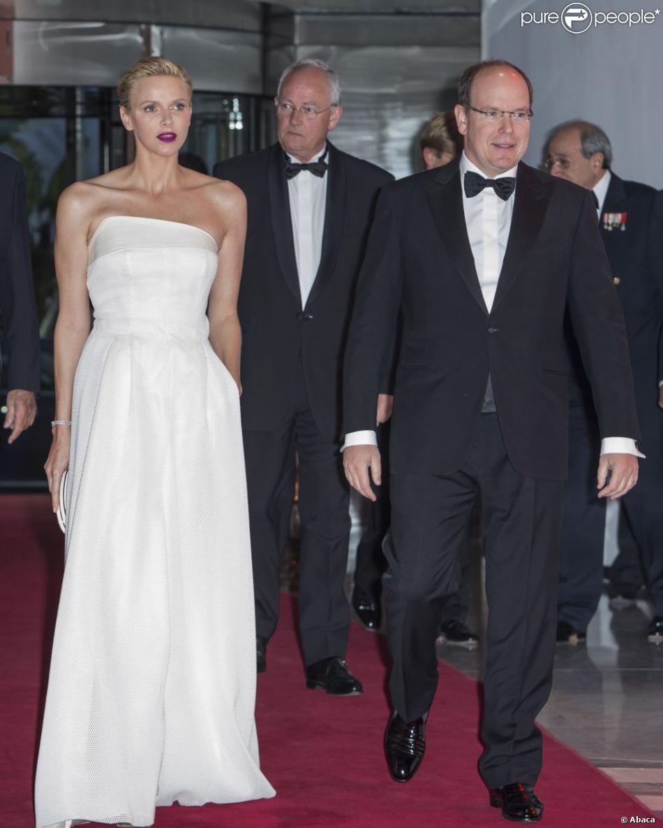  La princesse Charlene et le prince Albert de Monaco arrivant au Sporting de Monte-Carlo pour la soirée de gala du Grand Prix de Monaco, le 26 mai 2013, dont le vainqueur de la course, Nico Rosberg, était l&#039;invité d&#039;honneur, avec sa compagne Vivian Sibold. 