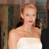 La princesse Charlene, somptueuse, et le prince Albert de Monaco au Sporting de Monte-Carlo pour la soirée de gala du Grand Prix de Monaco, le 26 mai 2013, dont le vainqueur de la course, Nico Rosberg, était l'invité d'honneur, avec sa compagne Vivian Sibold.
