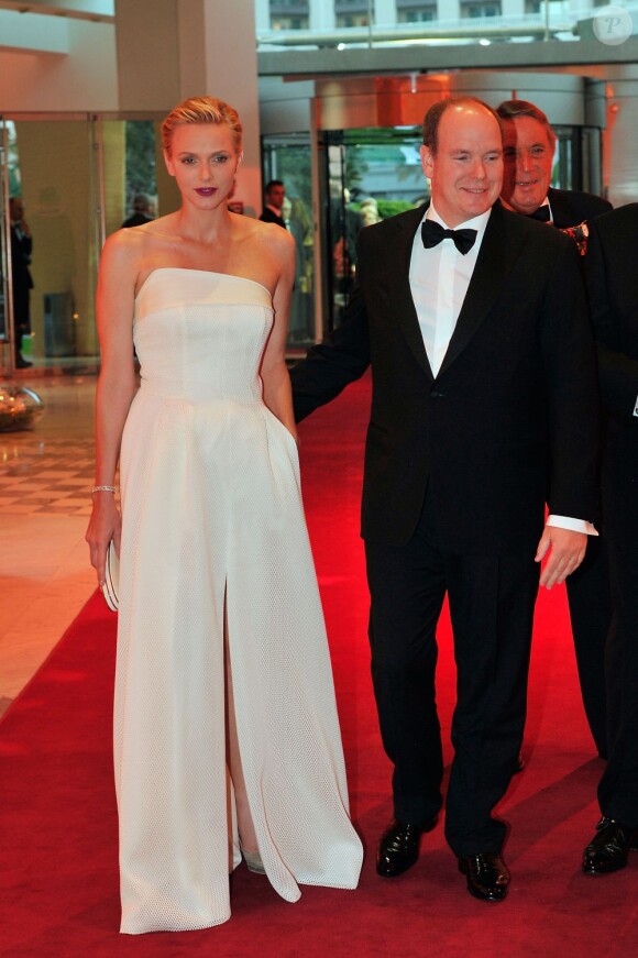 La princesse Charlene, très élégante, et le prince Albert de Monaco au Sporting de Monte-Carlo pour la soirée de gala du Grand Prix de Monaco, le 26 mai 2013, dont le vainqueur de la course, Nico Rosberg, était l'invité d'honneur, avec sa compagne Vivian Sibold.