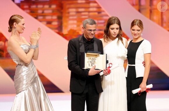 Uma Thurman, Léa Seydoux, Abdellatif Kechiche et Adèle Exarchopoulos avec la Palme d'or pour La Vie d'Adèle lors de la cérémonie de clôture du 66e Festival de Cannes, le 26 mai 2013.