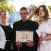 Léa Seydoux, Abellatif Kechiche et Adèle Exarchopoulos avec la Palme d'or pour La Vie d'Adèle lors de la cérémonie de clôture du 66e Festival de Cannes, le 26 mai 2013.