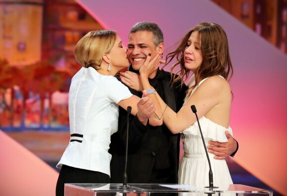 Léa Seydoux, Abdellatif Kechiche et Adèle Exarchopoulos en joie après la Palme d'or pour La Vie d'Adèle lors de la cérémonie de clôture du 66e Festival de Cannes, le 26 mai 2013.