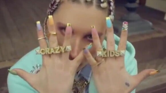 Kesha : ''Crazy Kid'' bling-bling et girly avec will.i.am, en hologramme