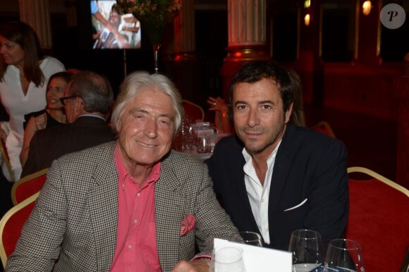 Bernard Montiel et Pierre Cornette de Saint-Cyr lors de la grande soirée annuelle de Sauveteurs Sans Frontières, organisée le 27 mai 2013, à la salle Wagram à Paris.