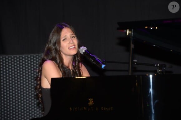 La chanteuse Pauline lors de la grande soirée annuelle de Sauveteurs Sans Frontières, organisée le 27 mai 2013, à la salle Wagram à Paris.